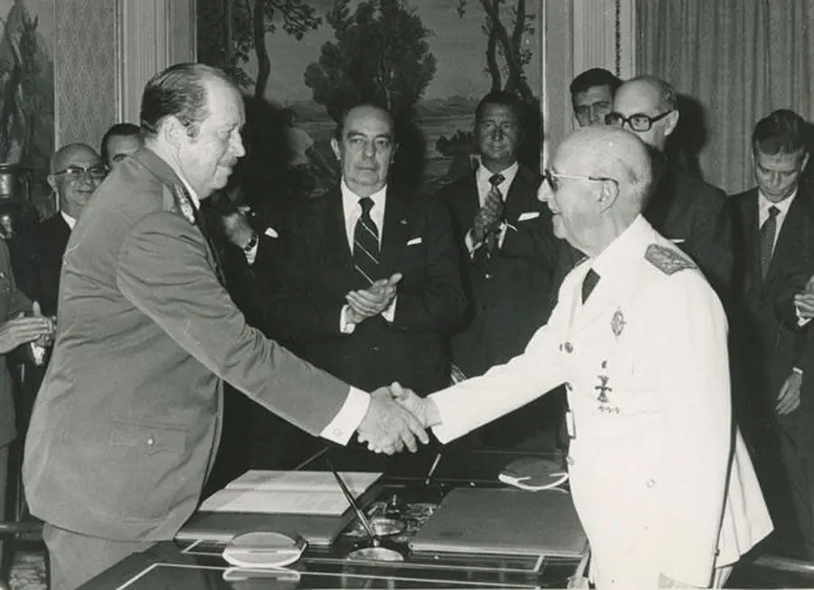 Alfredo Stroessner saluda a Francisco Franco durante su visita oficial a Madrid en julio de 1973. Archivo