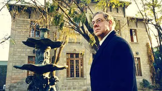 En 2000 emCoronaci�n/em tuvo una exitosa adaptaci�n al cine por Silvio Caiozzi. El papel de Andr�s fue protagonizado por Julio Jung. La pel�cula fue estrenada en el Teatro Municipal de Santiago, en presencia del entonces presidente Ricardo Lagos. Cortes�a