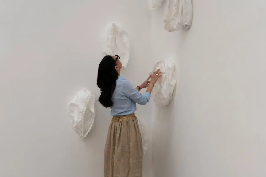 Claudia Casarino ante su obra ispan style=