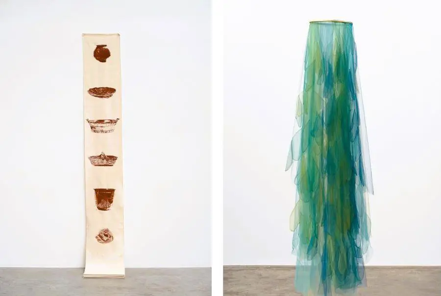 Claudia Casarino, emCapiteles/em, 2024. Tierra roja sobre tela � Edouard Fraipont. em�rbol,/em 2023. Tul � Eduardo Ortega. Cortes�a de la artista y Fortes D'Aloia & Gabriel, S�o Paulo/R�o de Janeiro.