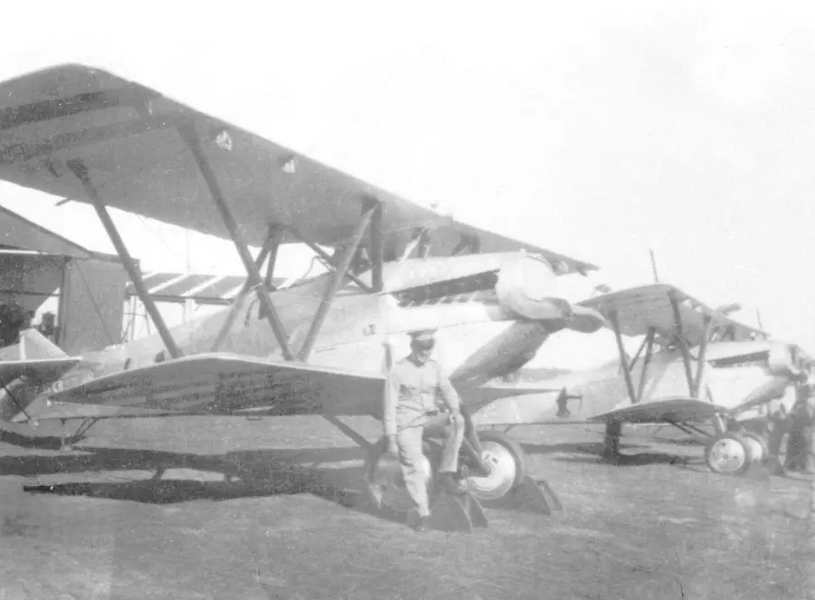 El Capitán PAM Bernardino Caballero Álvarez posando con los Fiat C.R.20bis de la Undécima Escuadrilla de Caza “Los Indios” en la Base Aérea de Ñu-Guazú en mayo de 1933 (Instituto de Historia y Museo Militar del MDN). Cortesía