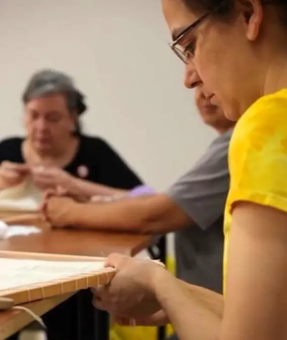 Lorena Segovia en su taller de �andut�. Captura IPA