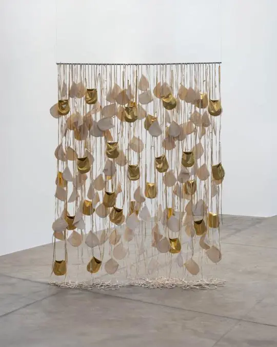 Claudia Casarino, emGeograf�as de la privacidad/em, 2024. Algod�n crudo y elastano, 300 x 222 x 23 cm � Eduardo Ortega. Cortes�a de Fortes D'Aloia & Gabriel, S�o Paulo/Rio de Janeiro