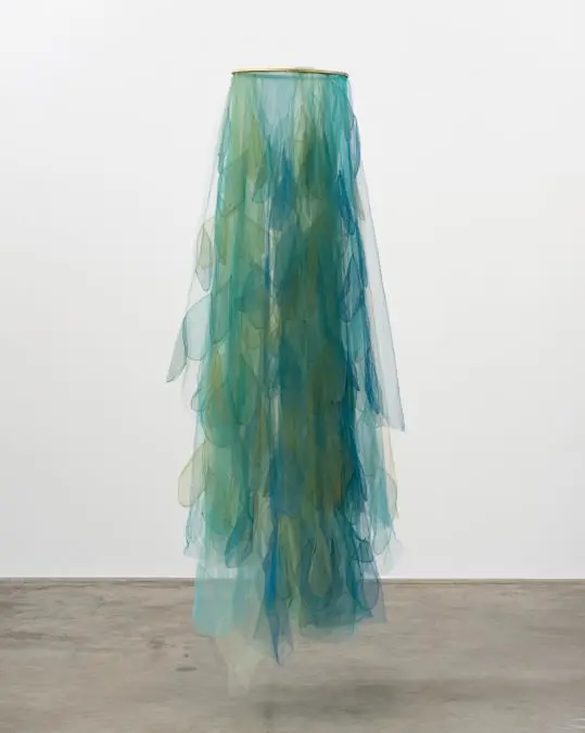 Claudia Casarino,em �rbol,/em 2023. Tul, 215 x 80 x 80 cm � Eduardo Ortega. Cortes�a de Fortes D'Aloia & Gabriel, S�o Paulo/Rio de Janeiro