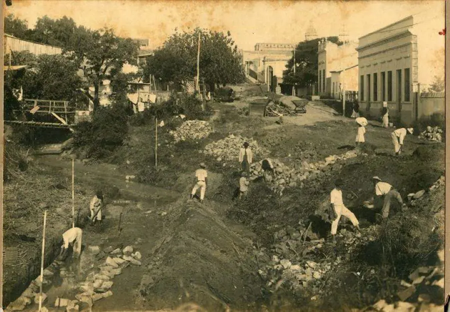 Obras de canalización del arroyo Jaén, 1943. (FB: Fotos Antiguas del Paraguay / José David)