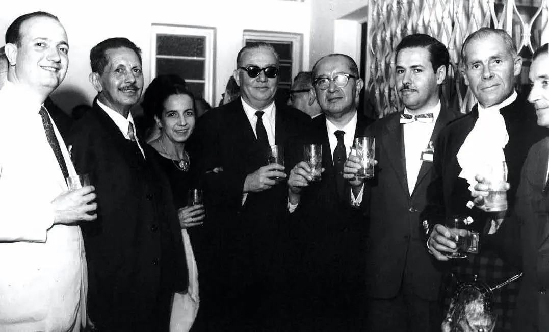 Carlos R. Centuri�n (centro, lentes oscuros) junto a otros participantes del Congreso Internacional del PEN Club, R�o de Janeiro,1960. En la fotograf�a aparecen tambi�n Justo Pastor Ben�tez, R. Antonio Ramos y Laureano Pelayo Garc�a.
