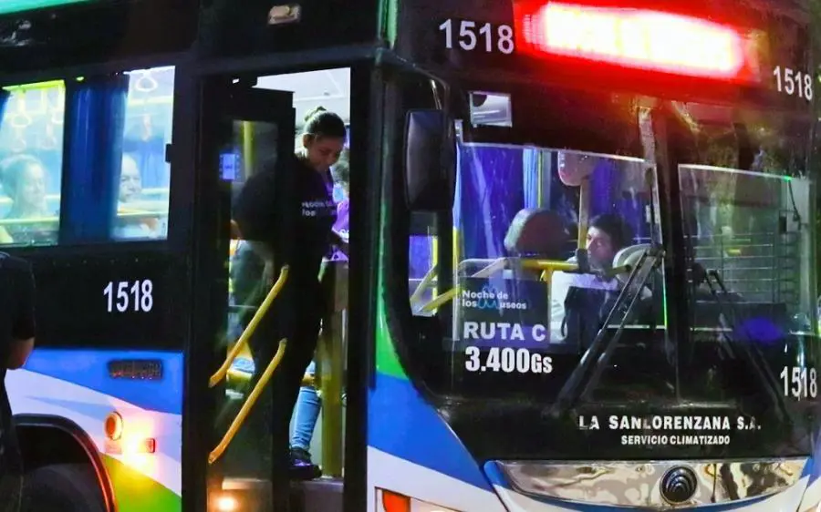 Circuito de buses en la Noche de los Museos. Cortes�a