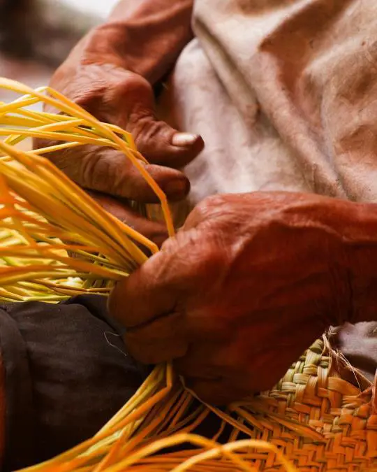 Artesanía indígena en proceso. Foto de Museo Verde en redes sociales