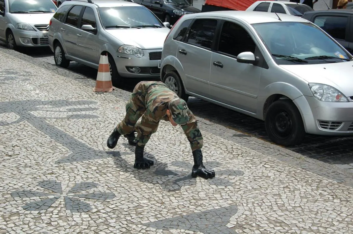 Performance de Adonis Flores en la Bienal Internacional de Curitiba curada por Ticio Escobar, 2011. Cortesía
