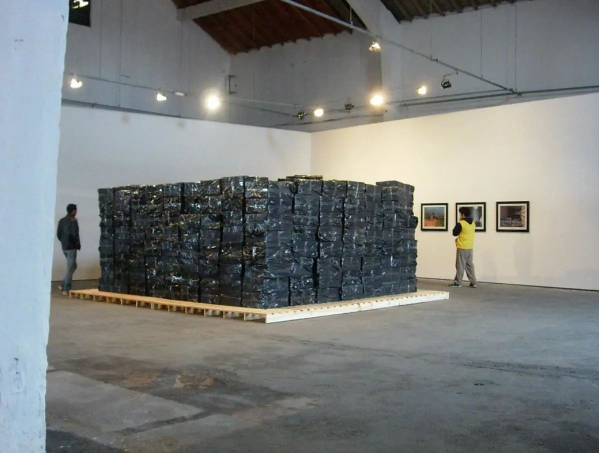 Obra de Aníbal López para el proyecto curatorial de Ticio Escobar emLa tercera orilla del río/em, Bienal del Mercosur, Porto Alegre, 2007. Cortesía