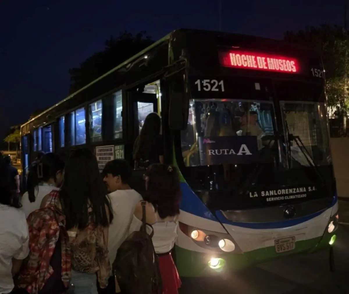 Uno de los �mnibus de la Ruta A, a disposici�n del p�blico participante de la Noche de los Museos. Cortes�a