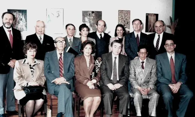 La embajadora Julia Velilla es recibida por los miembros de la Academia Boliviana de la Historia. Cortes�a