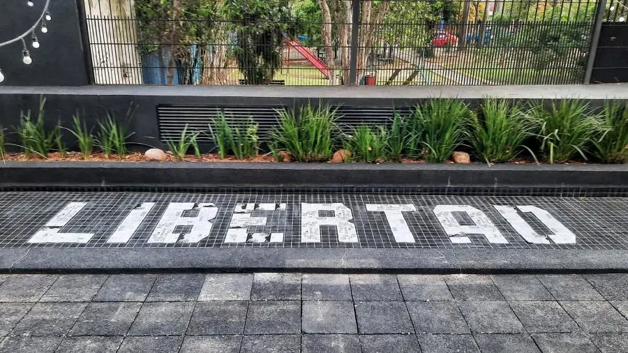 Instalaci�n interactiva de Luis Insfr�n, con participaci�n del p�blico. Se realiz� frente al Hotel Splendor, punto de parada de los �mnibus de Noche de los Museos en Av. Aviadores del Chaco. Cortes�a del artista