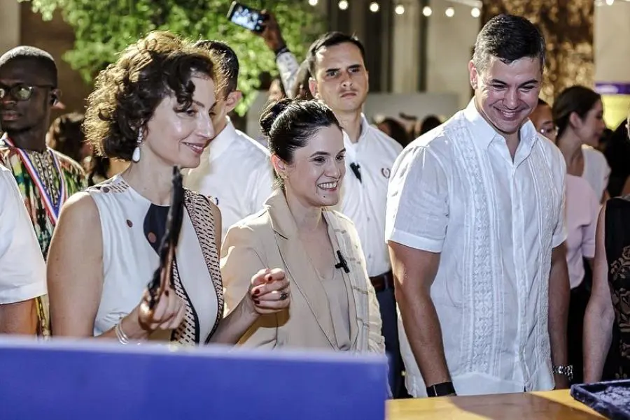 La directora de la Unesco, Audrey Azoulay; la primera dama, Leticia Ocampos y el presidente Santiago Pe�a, en el Puerto de Asunci�n. Foto: Cultura
