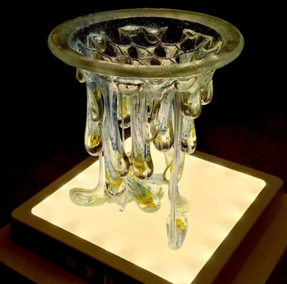 Muestra emIncurables./em Laura Giucich:em Y Jeroky/em. Vidrio fluido con base luminosa, 15x15x19 cm, 2024. Cortes�a
