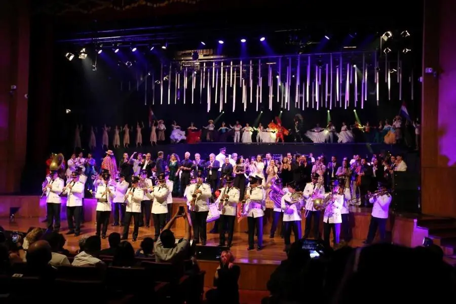 Presentaci�n de la Banda de la Polic�a Nacional, en la Gran Gala de la Guarania en el Teatro del BCP. Cortes�a