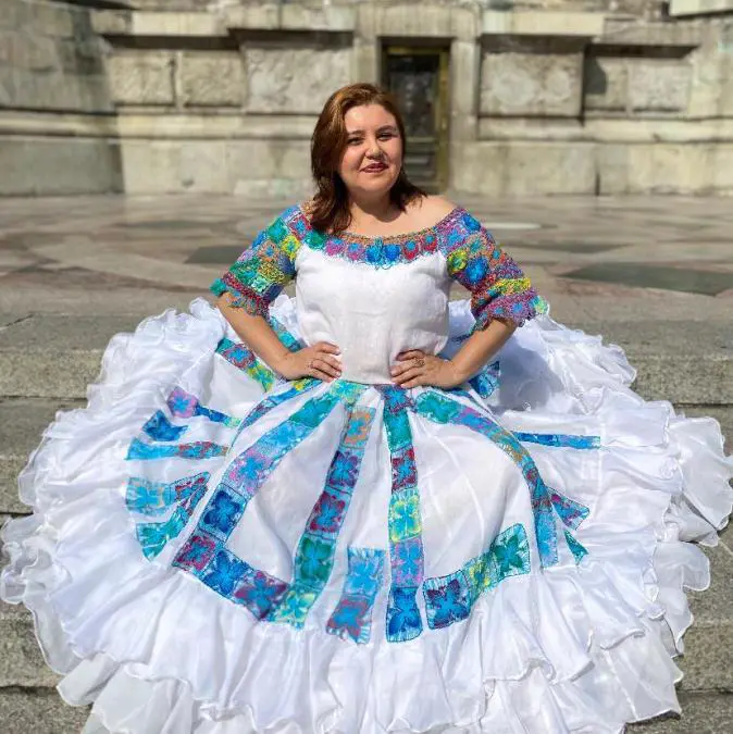 Vivi Talavera. Cortes�a