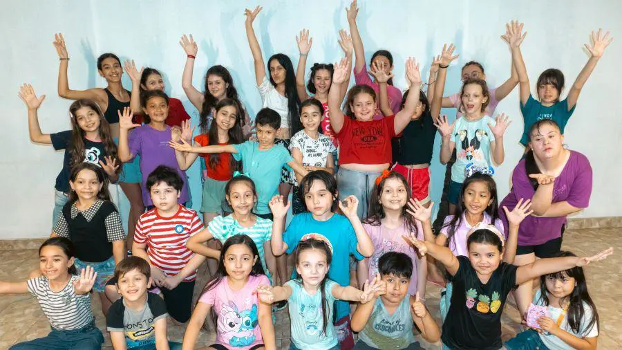 Elenco de ni�os y ni�as de la obra emSentir la Navidad del Paraguay/em. Cortes�a