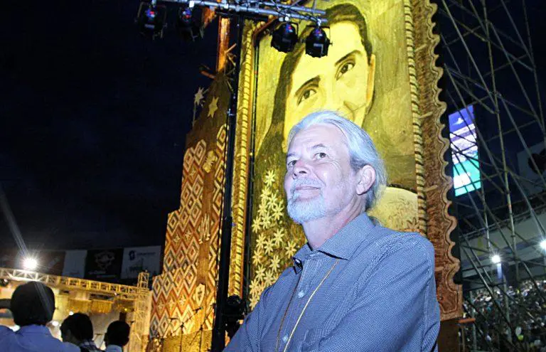 El artista frente a su obra, emEl Retablo de Chiquitunga/em (IP Paraguay)