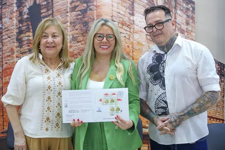 Nidia López de González, titular de la Dirección Nacional de Correos del Paraguay (Dinacopa), Angie Duarte, titular de la Dirección Nacional de Turismo (Senatur) y el artista Grillo Benítez. Cortesía