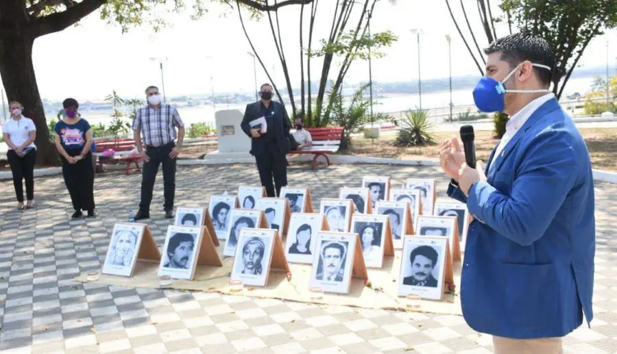 El D�a Internacional de las V�ctimas de Desaparici�n Forzada fue recordado, en forma simb�lica, el 28 de agosto de 2020 en la Plaza de los Desaparecidos, con la presencia del intendente �scar Rodr�guez; del pastor del Comit� de Iglesias para Ayudas de Emergencia, Crist�bal Marecos, y de la coordinadora de Derechos Humanos del Municipio, Judith Rol�n (Municipalidad de Asunci�n)