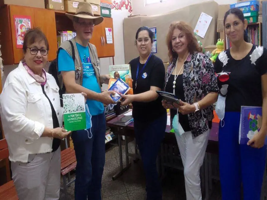 Teresa Godoy, Alejandro Hern�ndez y Clotilde Cabral en la entrega de libros a las instituciones visitadas. Cortes�a