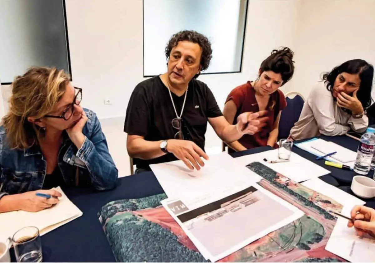 Solano Ben�tez trabaja con el equipo en la implantaci�n del museo en Foz de Iguaz�. Cortes�a