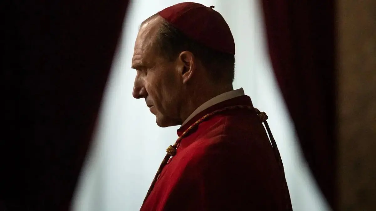 emC�nclave/em, protagonizada por Ralph Fiennes. Cortes�a