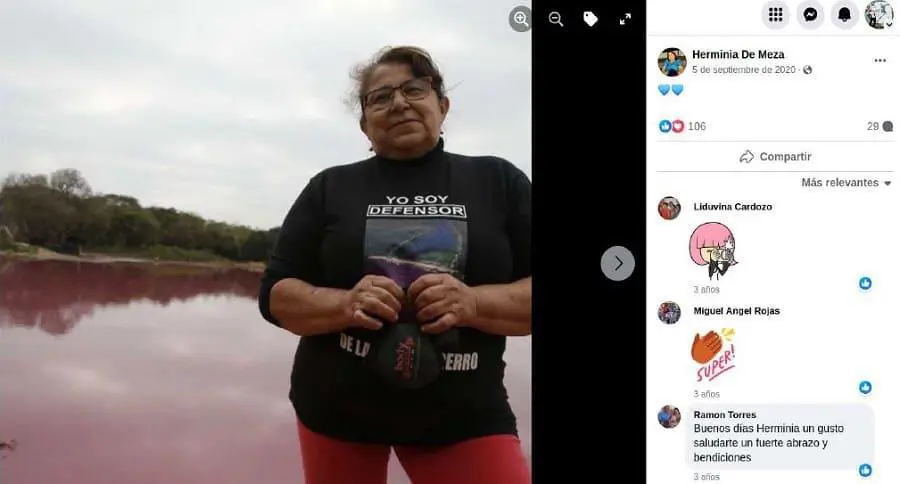 Do�a Herminia Valdez posa con la remera estampada con una fotograf�a de Jorge Sa�nz en la laguna Cerro contaminada. Facebook de Do�a Herminia Valdez - Posteo del d�a 5 de septiembre de 2020.