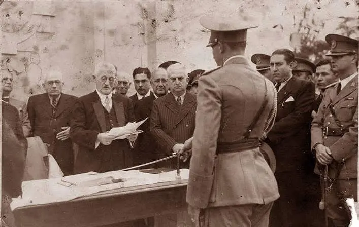 Plaza de la Libertad, Concepci�n, 3 de abril de 1947. La revoluci�n proclama &ldquo;Capital Provisional de la Rep�blica&rdquo; y &ldquo;asiento central de su gobierno y de su administraci�n p�blica&rdquo; a la ciudad de Concepci�n. Archivo: Porfirio B�ez Gonz�lez, Junta de Estudios Hist�ricos de la Villa Real. Publicaci�n en FB de la Academia Liberal de Historia.