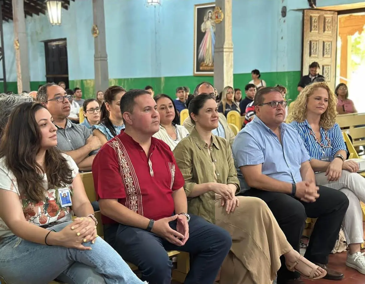 Ministra de Cultura, funcionarios y p�blico durante el acto de presentaci�n del proyecto de restauraci�n, Santuario �andej�ra Guasu, Piribebuy. Cortes�a SNC