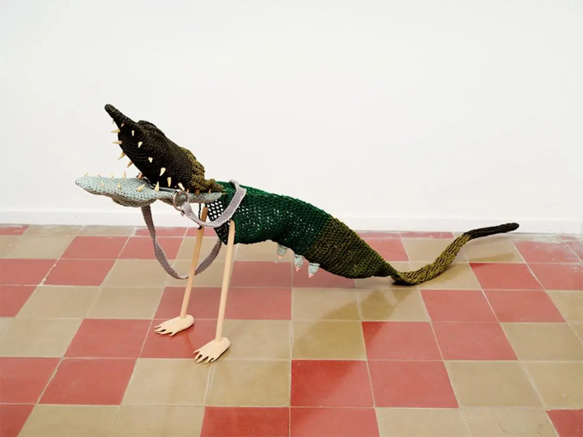 In�s Verdugo, emMon�logo de Cocodrilo/em, 2023. Lana, metal, madera y freno de caballo, 69 x 30 x 158 cm. Galer�a Segismundo, Ciudad de Guatemala. Cortes�a de la artista