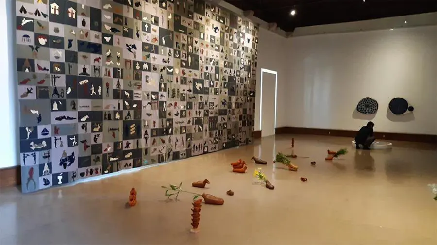 In�s Verdugo, emComo una pintura nos iremos borrando, como una flor nos iremos secando/em, 2020. Textil artesanal y cer�micas, medidas variables. XIV Bienal Femsa, Michoac�n, M�xico. Cortes�a de la artista