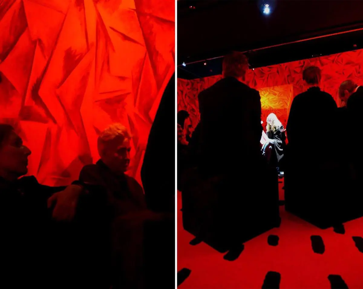 David Lynch durante la performance de Patti Smith en la instalaci�n de Guillermo Kuitca, Par�s � Fredi Casco