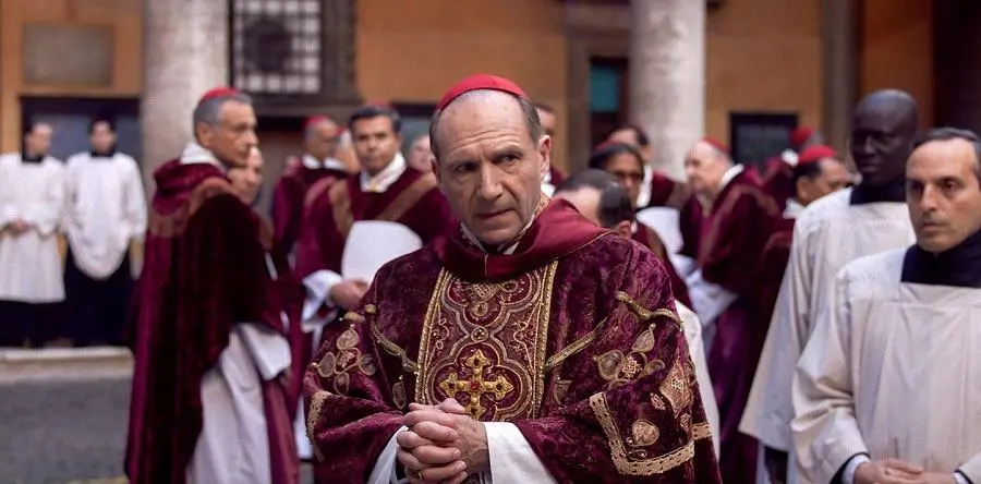 Ralph Fiennes en el papel del cardenal protagonista de emC�nclave/em. Fotograma