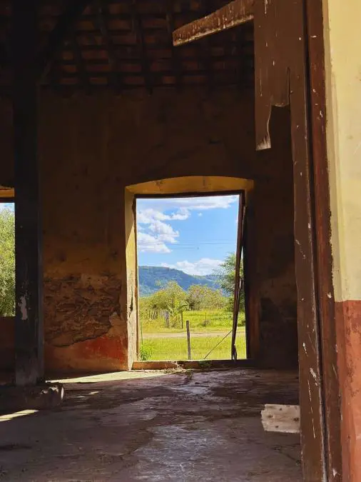 Interior de la estaci�n ferroviaria de Ybytym�. Cortes�a