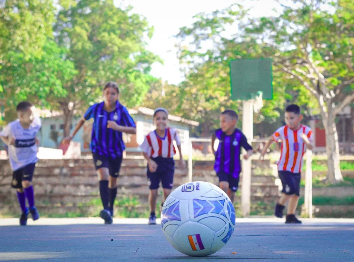 Ni�os jugando f�tbol. Foto referencial. Gentileza.