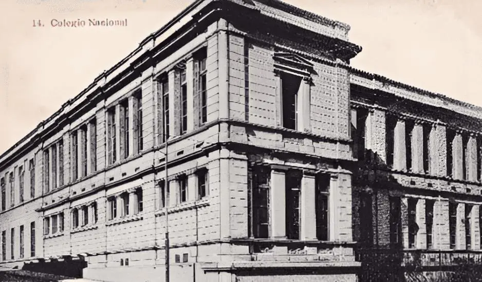 Postal que muestra la fachada original del Colegio Nacional de la Capital. Cortes�a