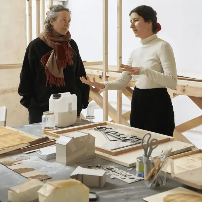 Julia Retz y Anna Schneider en el estudio compartido del sal�n de recepci�n. Foto Malte Wandel.