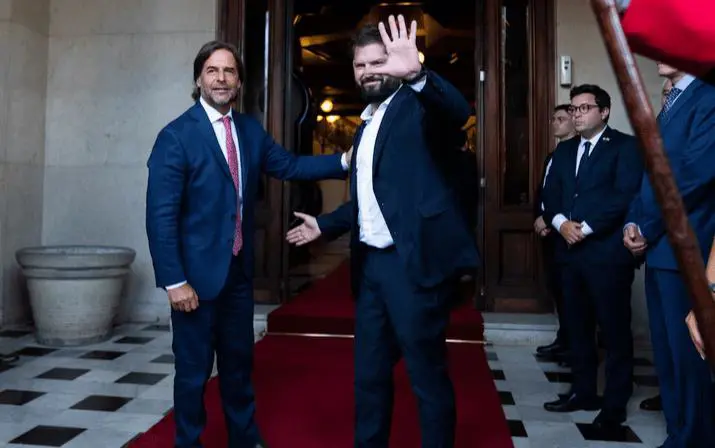 Luis Lacalle Pou junto a Gabriel Boric. Foto: Infobae.