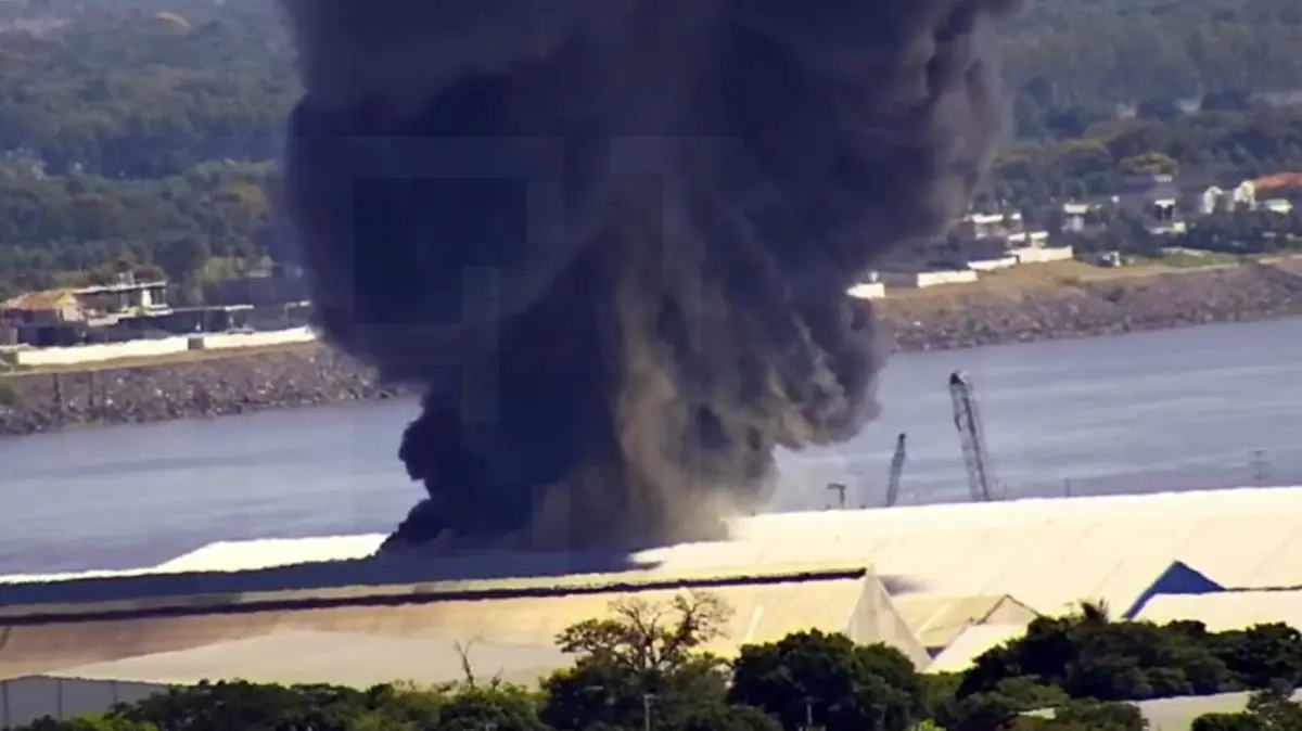 Voraz incendio en un dep�sito de cubiertas en Puerto F�nix, Mariano Roque Alonos. Foto: El Nacional.