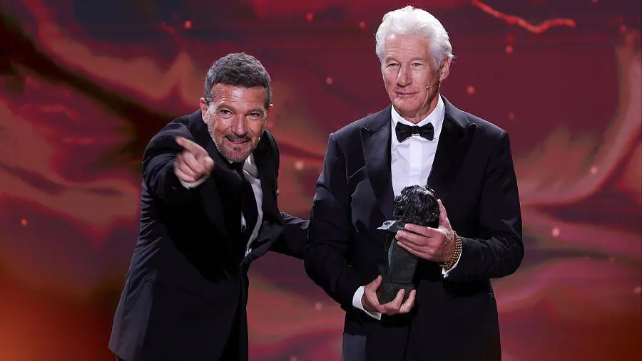 Richard Gere recibiendo el premio por parte de Antonio Banderas � Julio Mu�oz