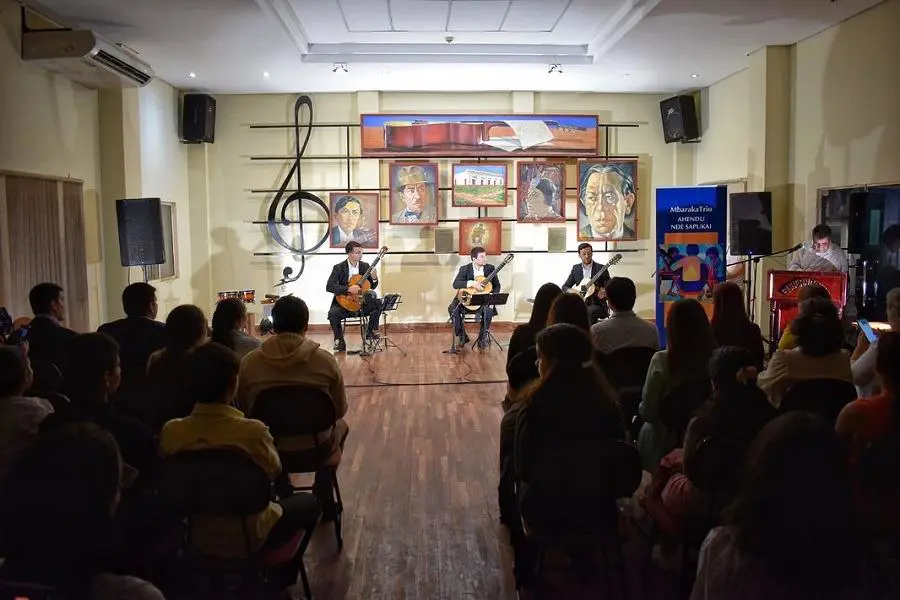 Mbaraka tr�o. Cortes�a