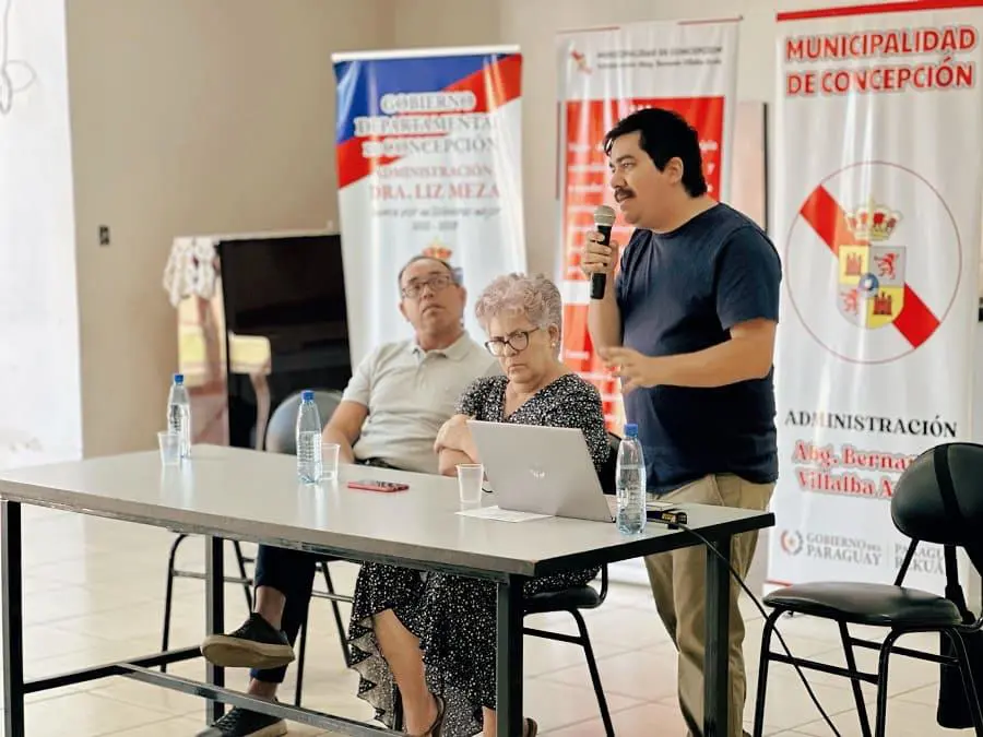 Representantes de la Asociaci�n de Arquitectos e Ingenieros Civiles. Cortes�a