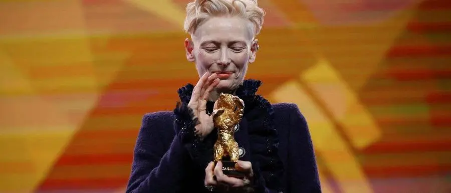 Tilda Swinton recibe Oso de Oro honor�fico � Ronny Hartmann