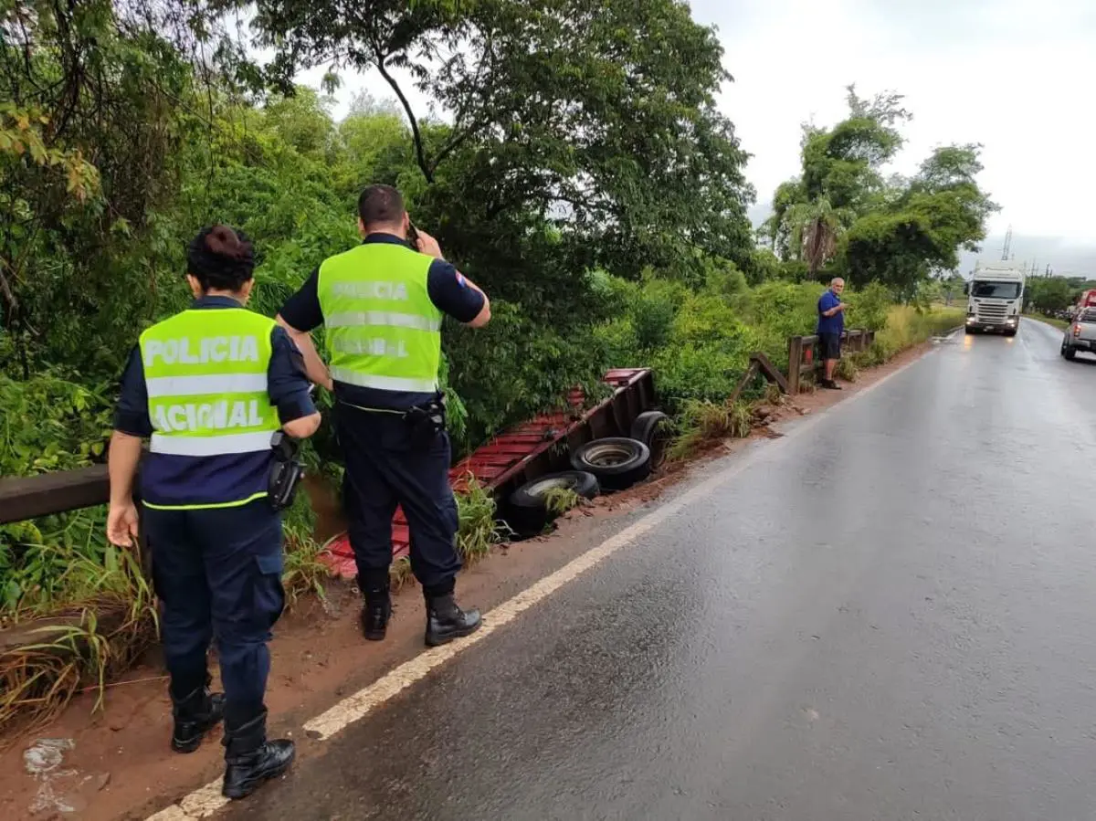 Agentes policiales tomaron intervenci�n. Foto: bomberos Ypan�.