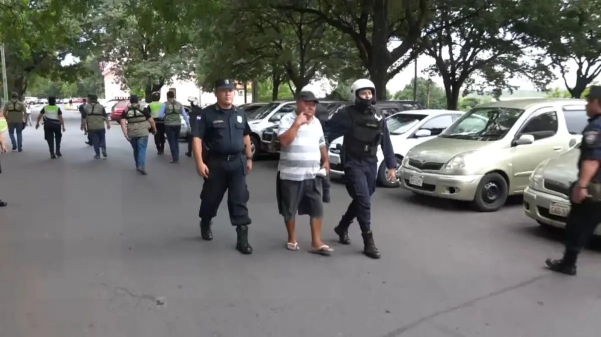 Cuidacoche demorado en Asunci�n. Foto: El Nacional.