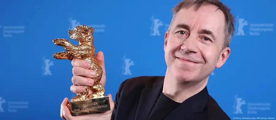 Dag Johan Haugerud, director noruego, posa con el Oso de Oro a la Mejor Pel�cula � Christopher Neundorf