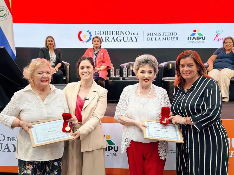 Lilu Torres y Reina Menchaca junto a la ministra Adriana Ortiz. Cortes�a
