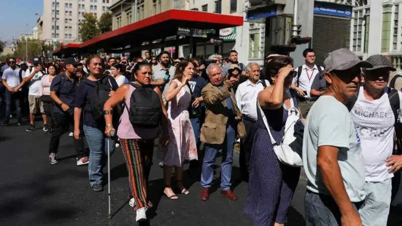 En Santiago las personas salieron a protestar a las calles. Foto:BBC